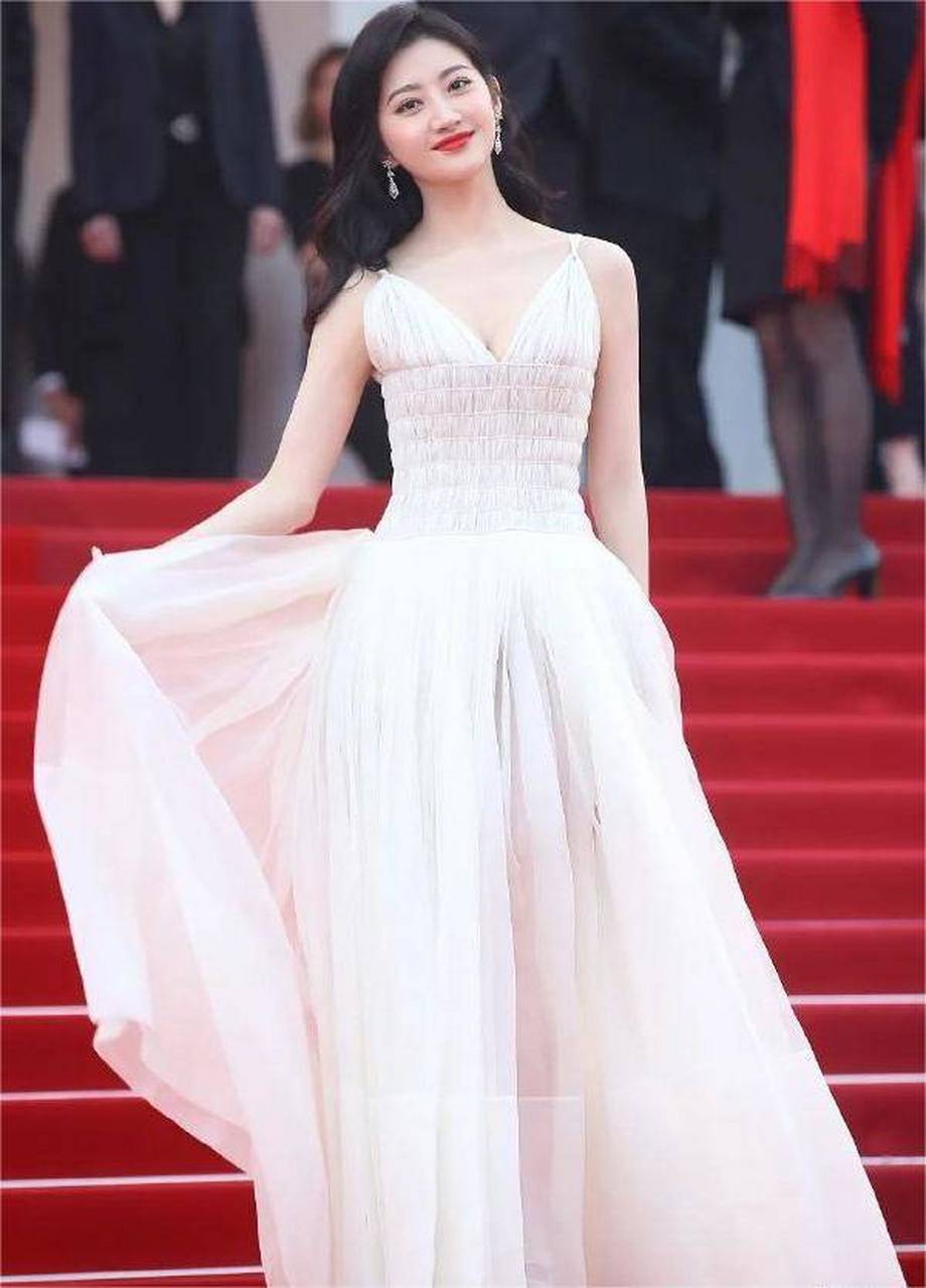 1,陈瑶在新公司算是一姐的待遇.