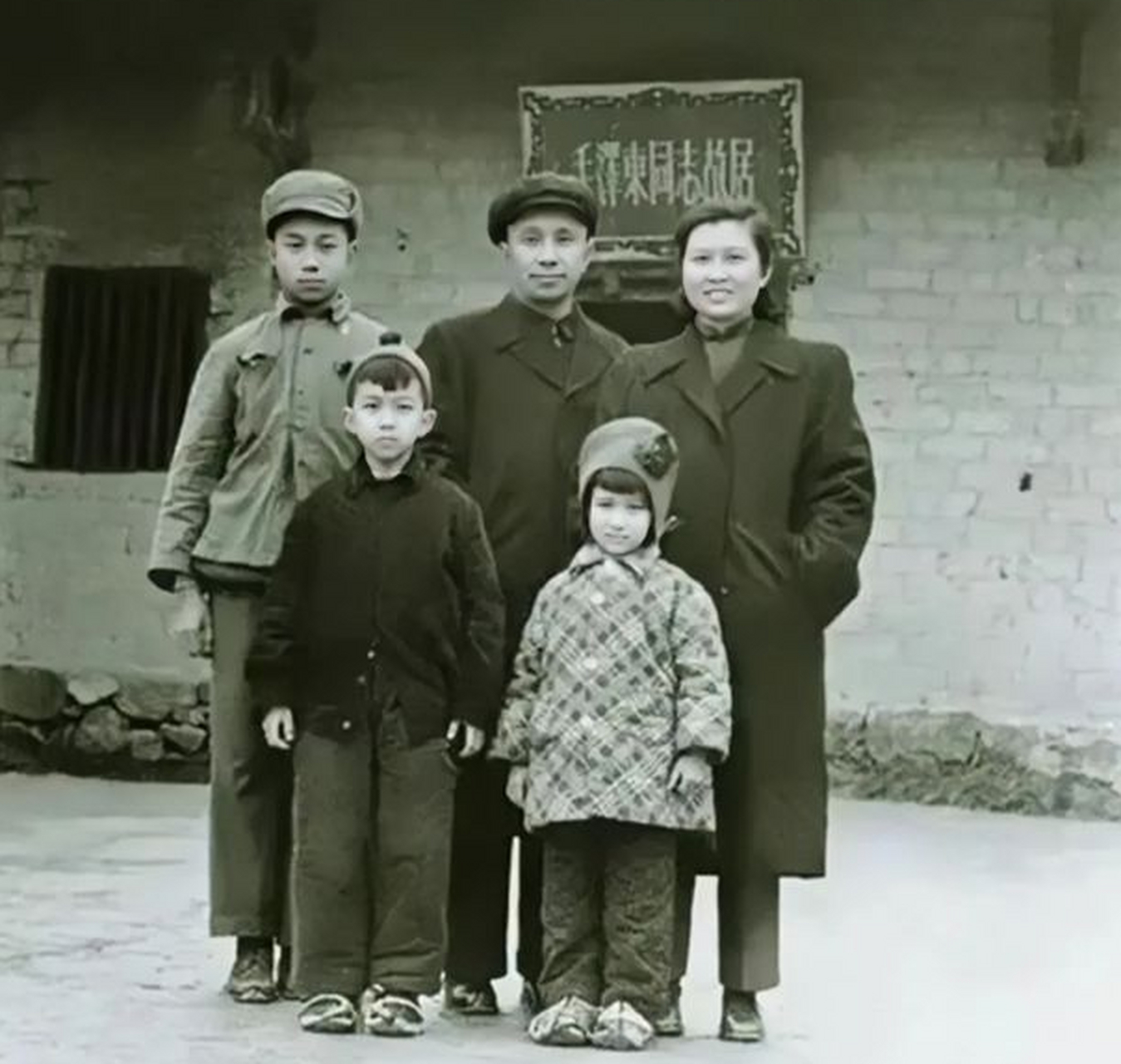 1956年,粟裕将军带着妻子楚青,和孩子们来到了湖南邵山留下来的一张