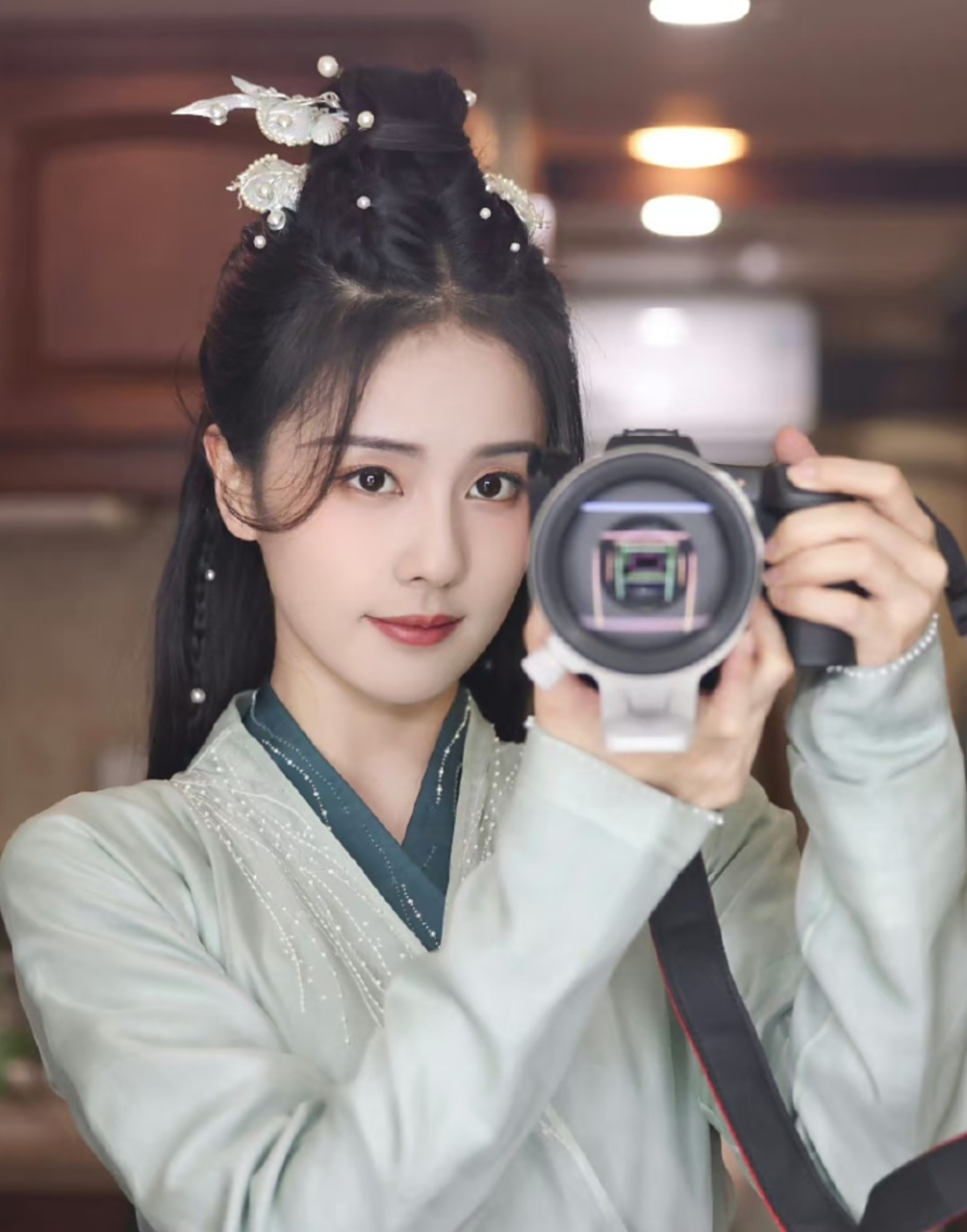 白鹿拍戏下班在家里对镜自拍,身上还穿着桑酒的青色戏服,妆容干净清爽