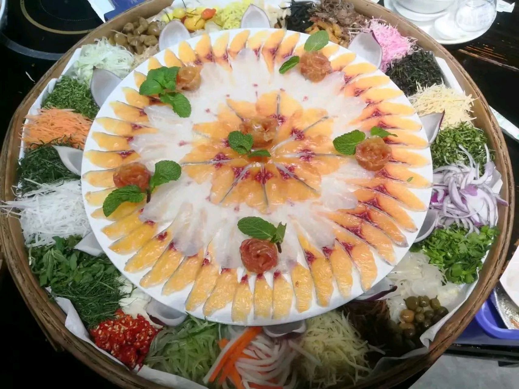 然后撕皮起肉切片上桌,这里有点儿细微的口感差别,横县因为杀鱼一直