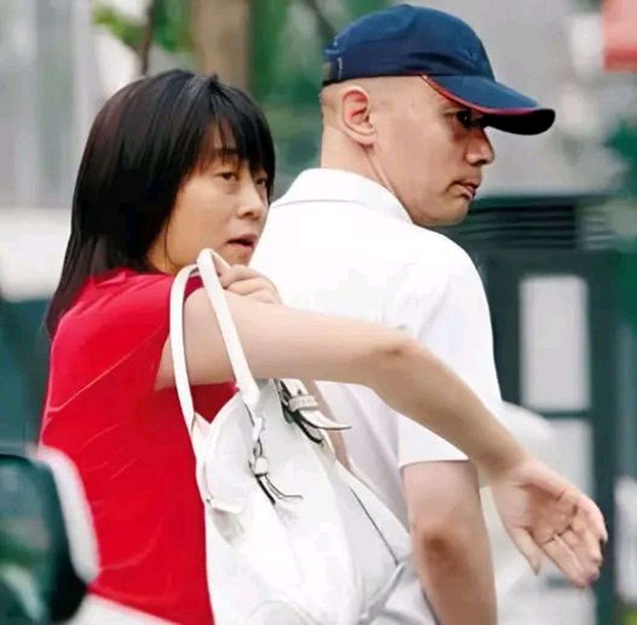 有一次,葛优拍戏拿到片酬上交,妻子贺聪二话不说就在北京买了4套房