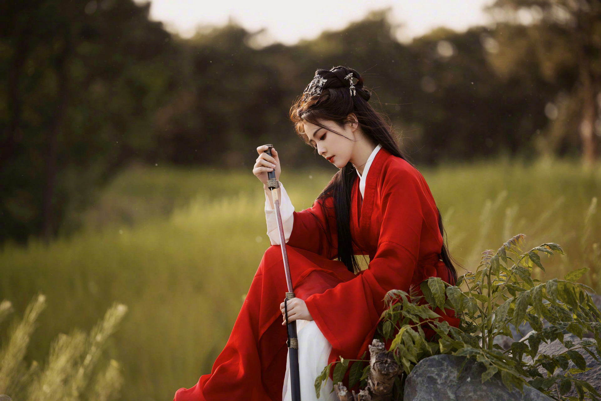 一袭红衣尽风华,疑是仙子从天降 -白鹿#诗词# #汉服