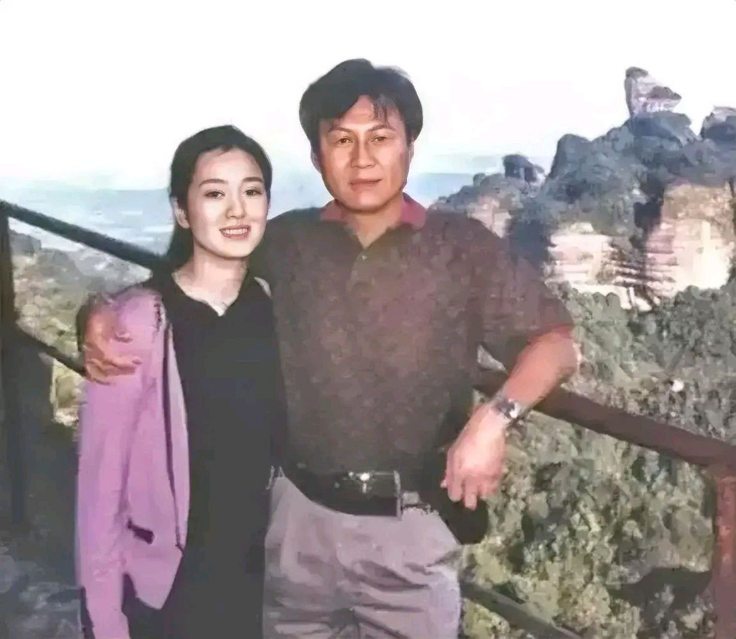 这是巩俐年轻时候的照片,搂她的男人谁认识?