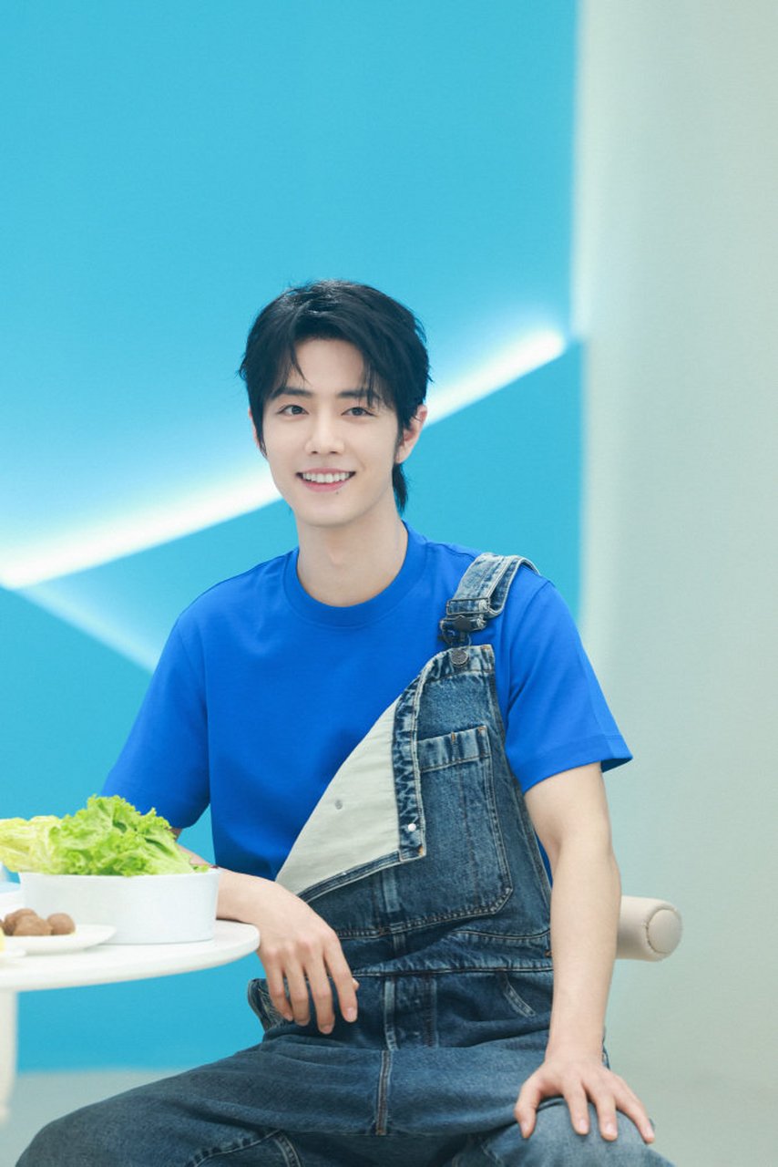 帅惨--肖战,穿着蓝色的t恤和牛仔背带裤,太酷了!