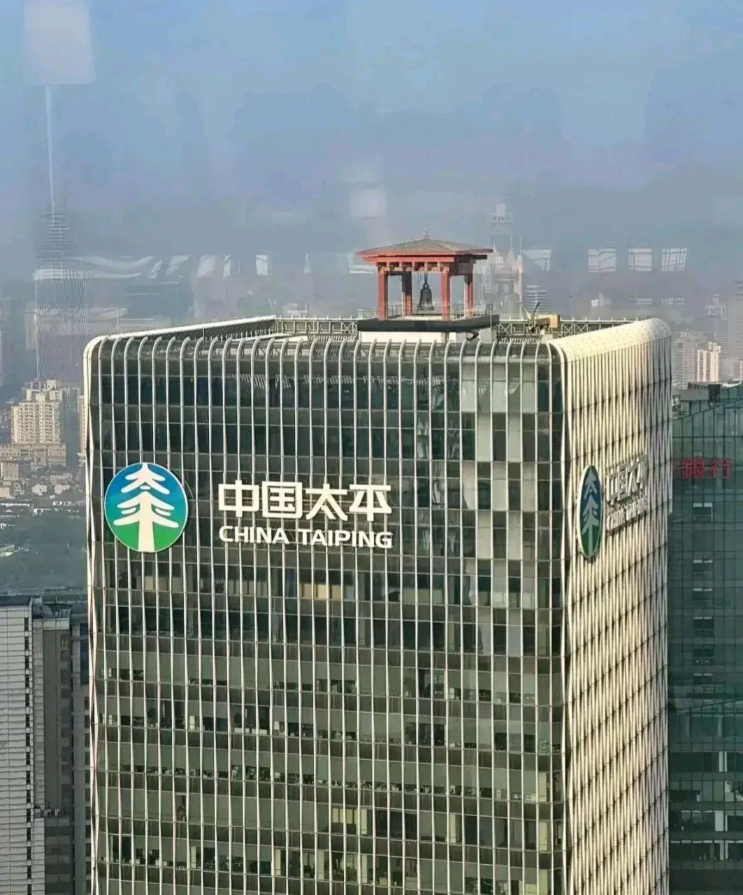 有人说中国太平大厦的楼顶挂了口钟是众享太平(钟响太平)的意思,你