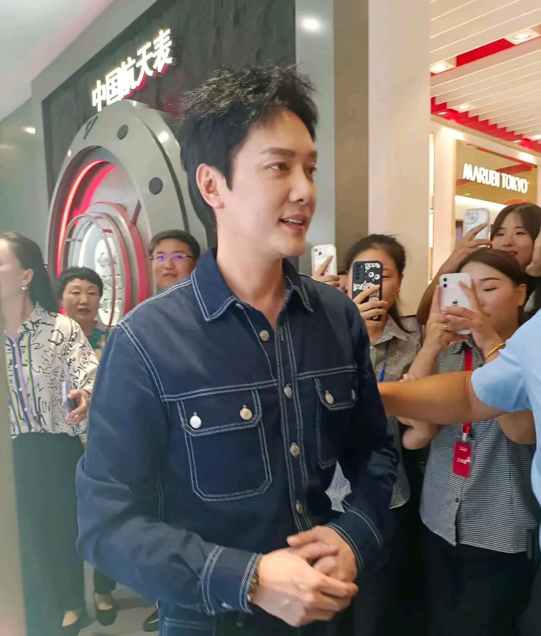 冯绍峰45岁近照:离开赵丽颖穿牛仔套装意气风发 帅气依旧  许久不见的