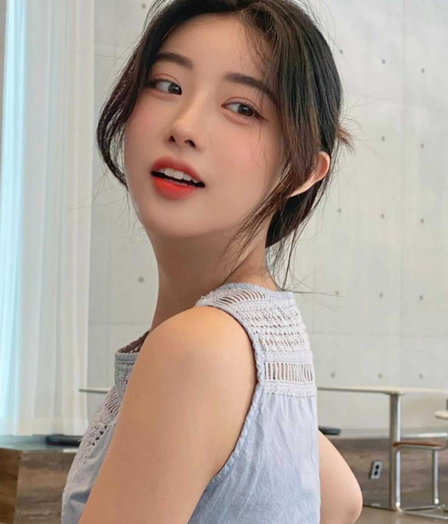 低扎丸子头搭配自然的八字刘海温柔可人又有女人味