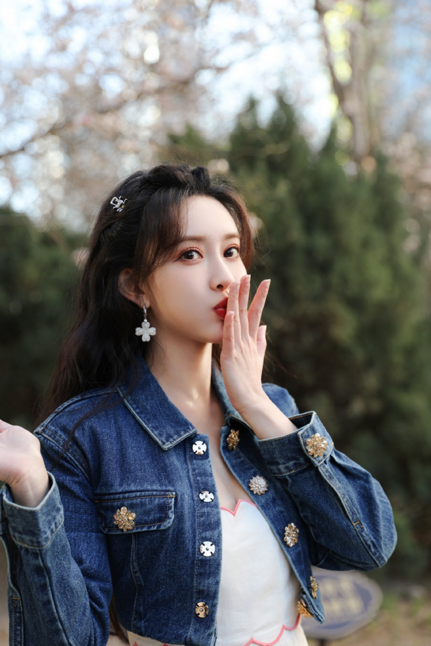 孟子义# 一袭白色印花吊带连衣裙,上衣穿一短款牛