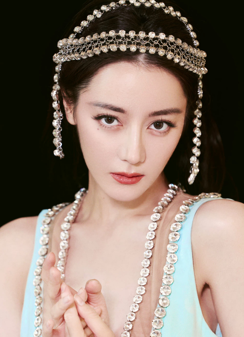 迪丽热巴 刚出水的美人鱼#   迪丽热巴时尚芭莎红毯,移不开眼睛的 