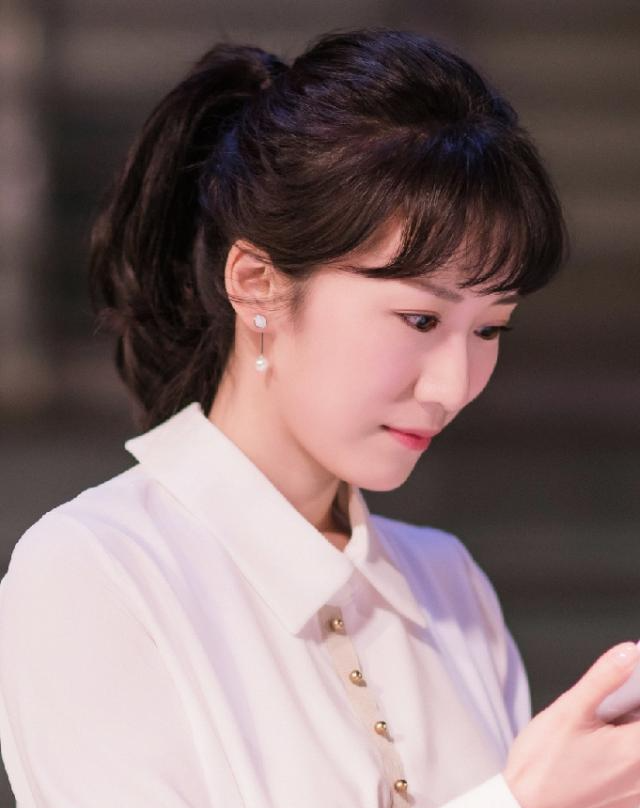 李念身穿粉色调仙女裙,戴五角星形状的耳钉,妥妥的大美女一枚