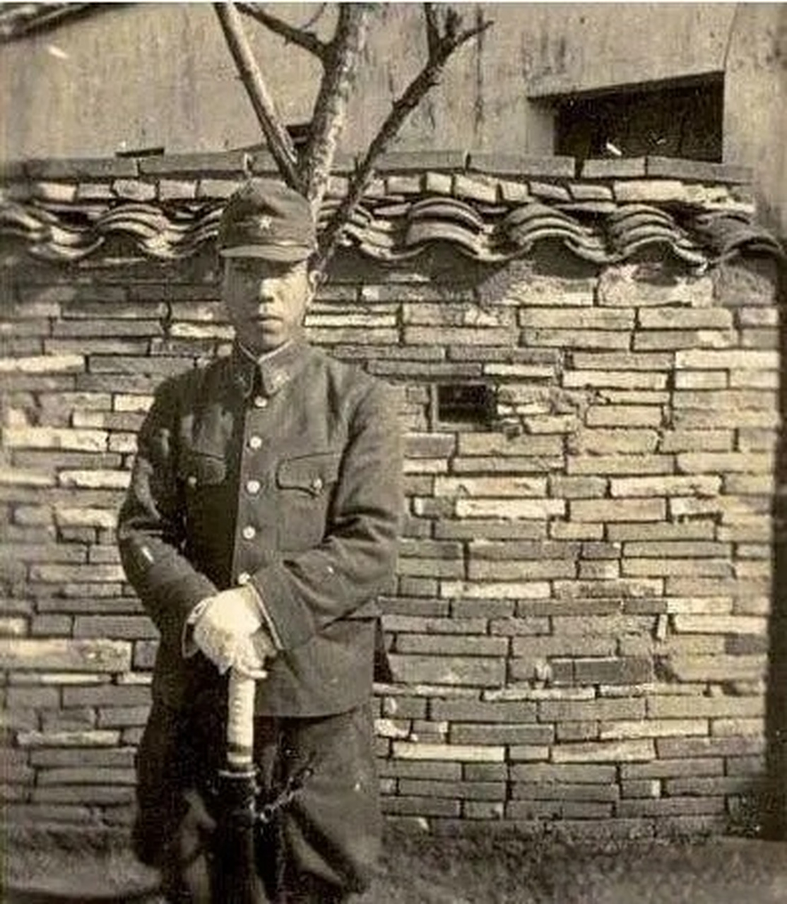 照片上这名日本军官叫久海枯井,他是一个真正的恶魔,因为他喜欢用小孩