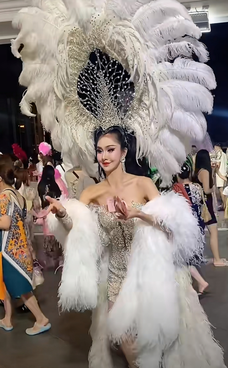 去泰国玩,老公非要和人妖合影,合影一次300块,大家觉得贵吗?