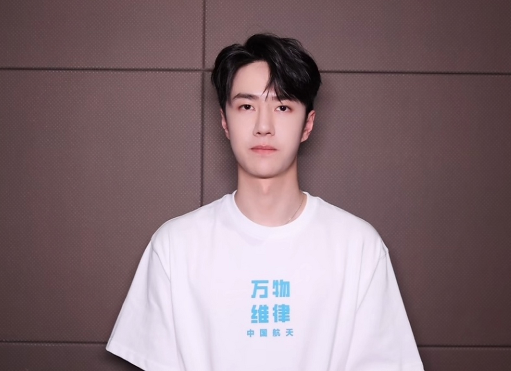 王一博穿着主办方给的白色t恤录短片,白白净净很清爽,他的脸和发型就