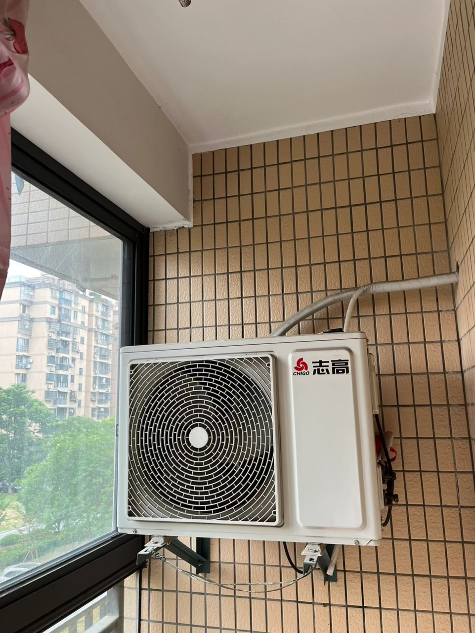 可是我一进阳台就被惊到了,空调外机居然装在阳台密封的窗户内,有