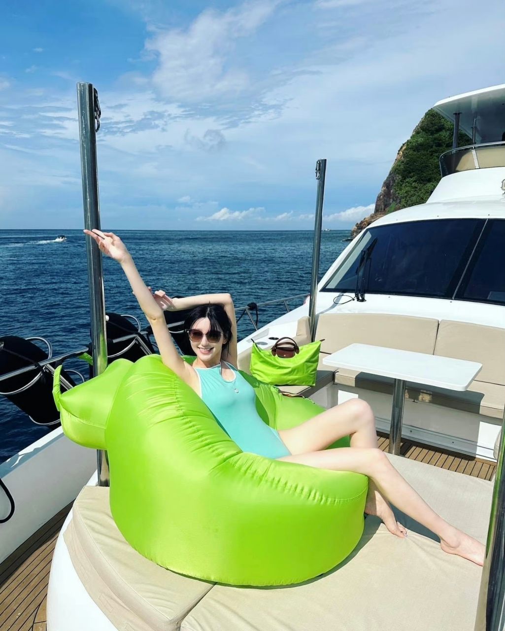 郭雪芙游艇泳装,肤白脚美白富美. #娱乐最前沿# #美女