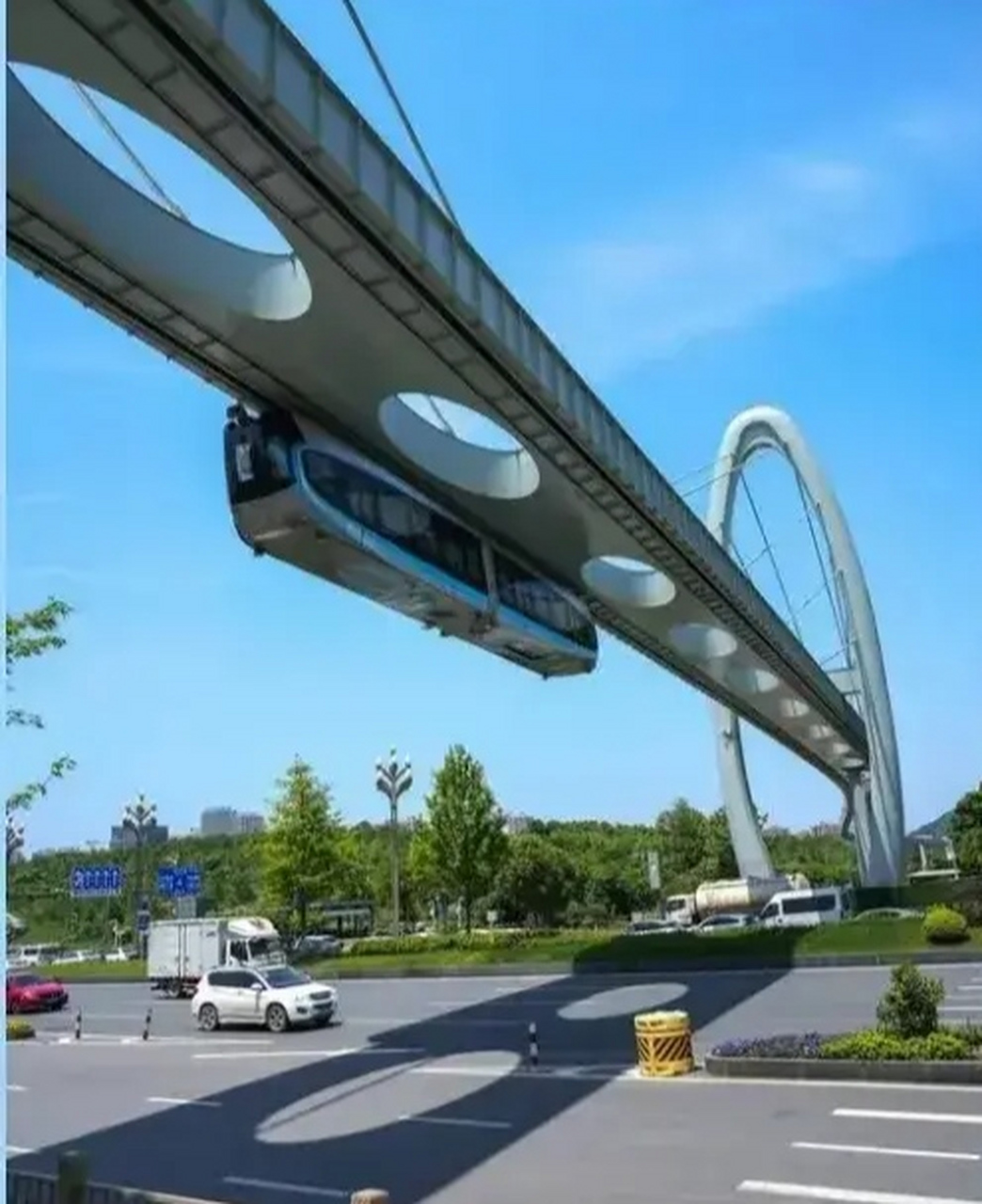 武汉光谷光子空轨列车近日进行试跑