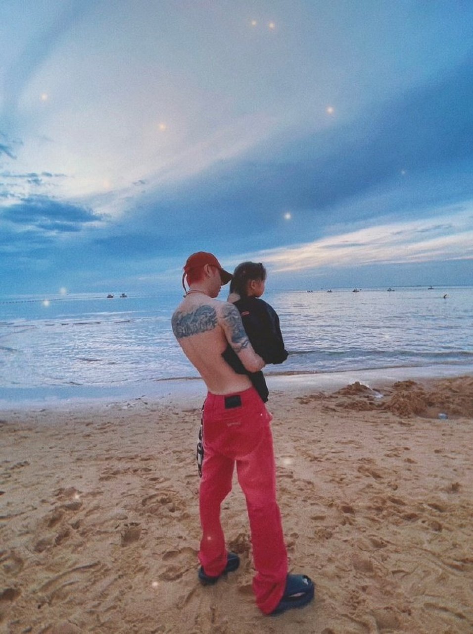 符龙飞晒与女儿的合照,合照中符龙飞抱着小龙妹的画面真的好温馨呀!