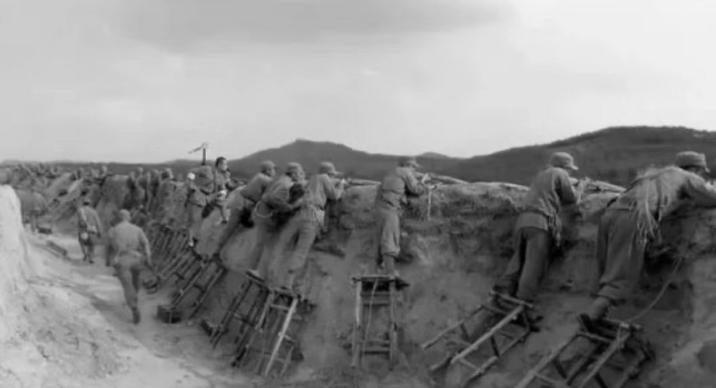 抗日时期,真实的战壕照片,小本子去了里面,没梯子都爬不出来吧