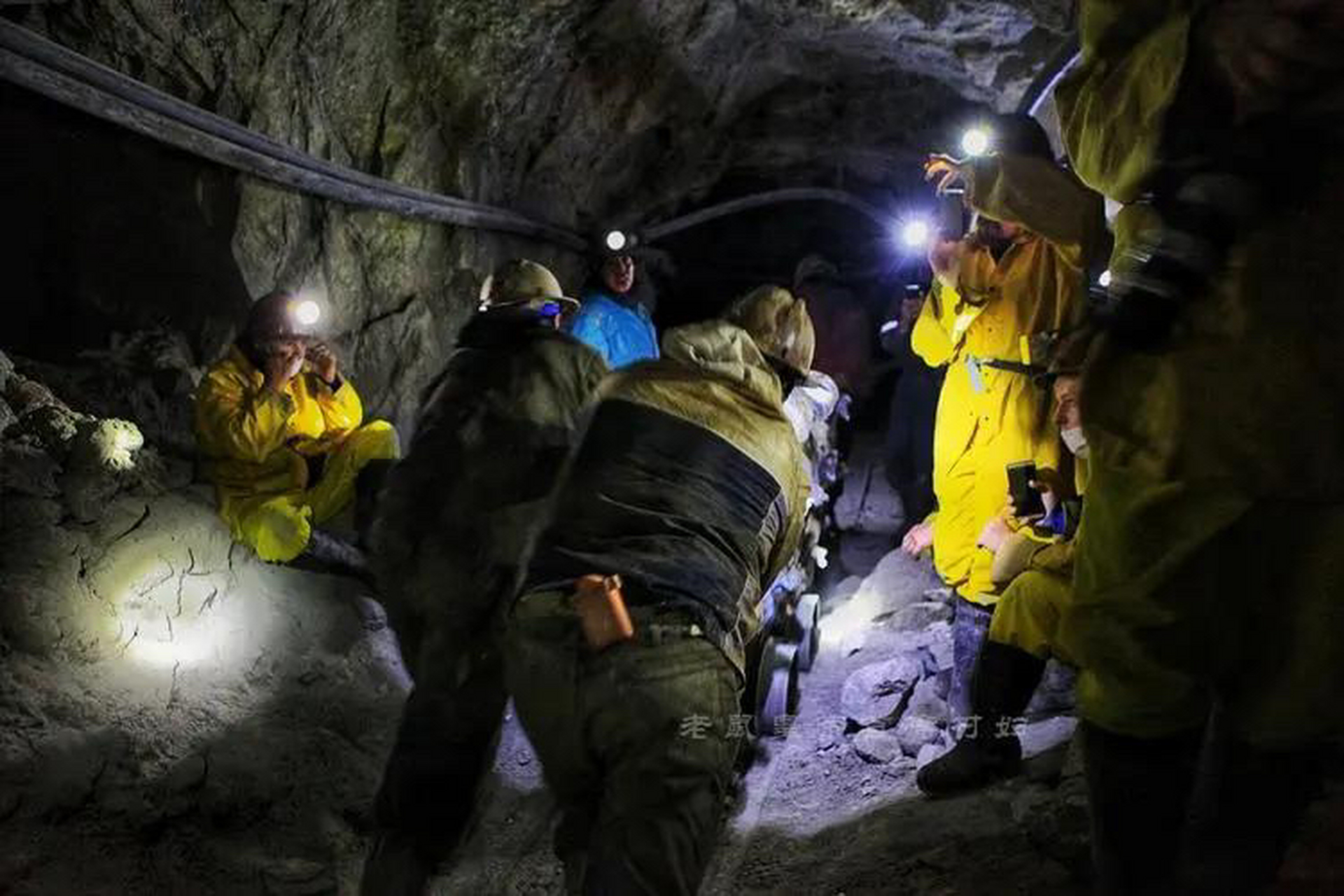 900米深的矿井发生坍塌,3名矿工被困在地下后死亡!