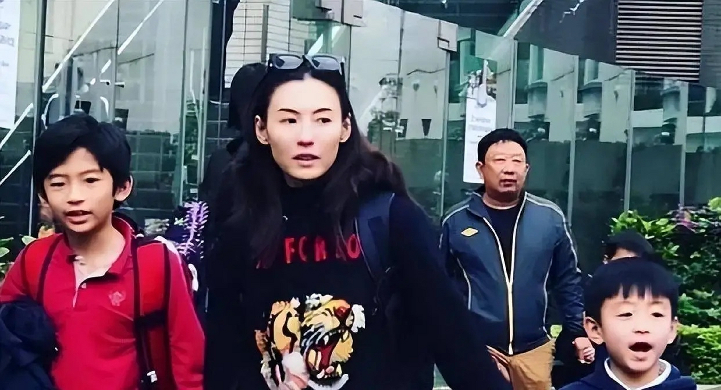 张柏芝重病卧床?谢霆锋急忙现身医院!娱乐圈风波再起