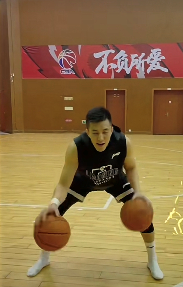 沉默7天!郭艾伦首次亮相,一做法太无奈,耐克事件,无球可打了