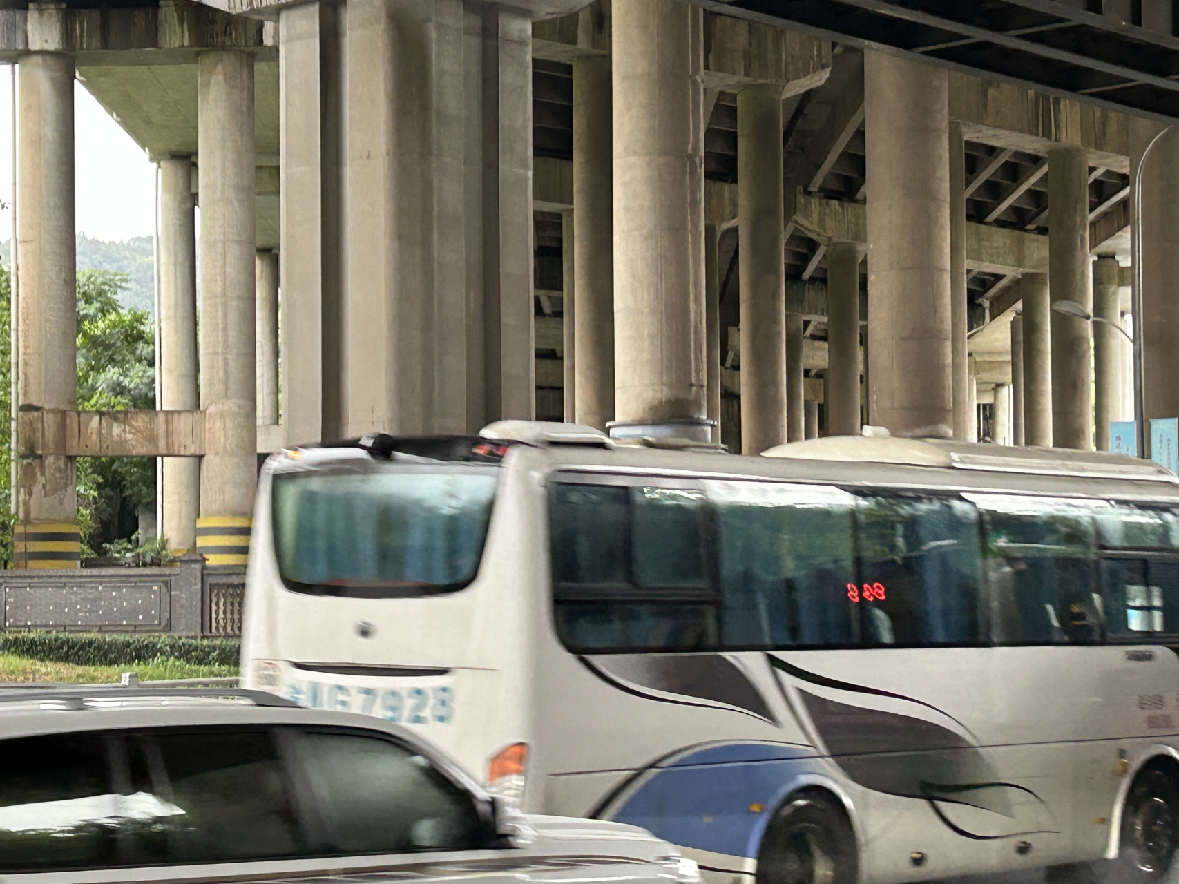 重庆巴南区大山村的一座立交桥,最上面一层为内环快速道,中间是轨道三