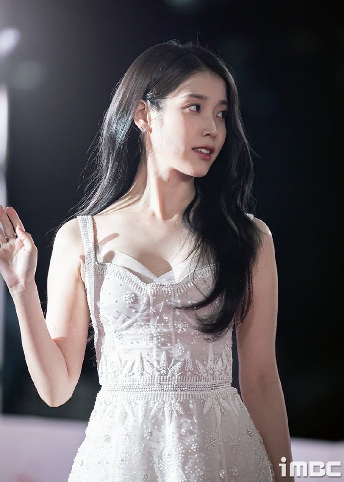 iu李知恩今日青龙奖红毯,一袭白色吊带礼裙,淡雅温柔,好美