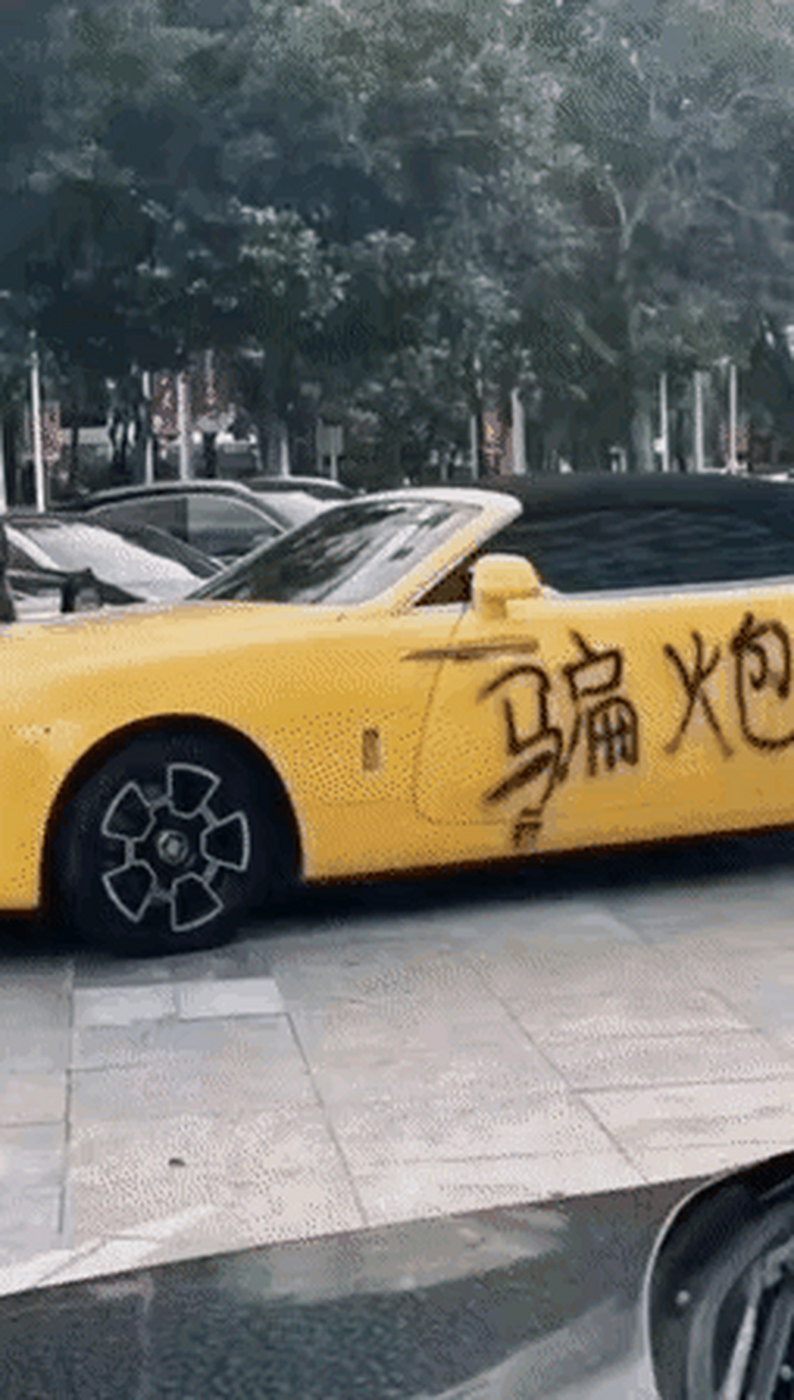 男子租豪车泡妞还车时车子上喷骗炮,渣男 好好的宾利租出去,回来两边