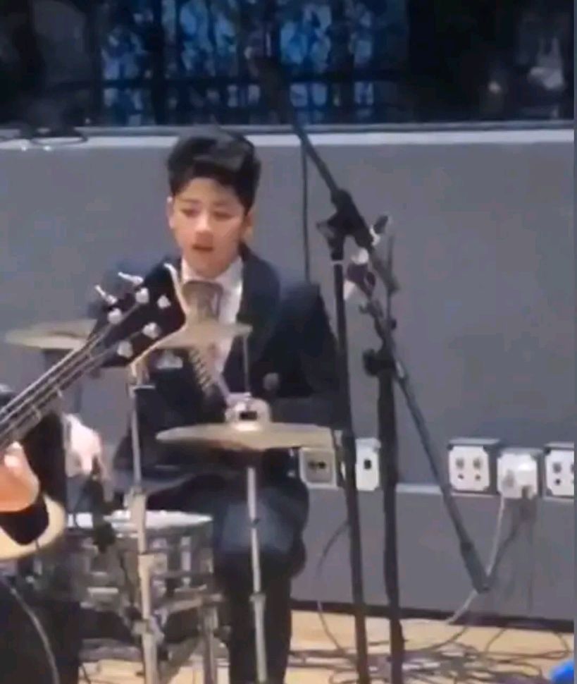 郭涛携儿子石头新年拜年,石头身高和郭涛一样!