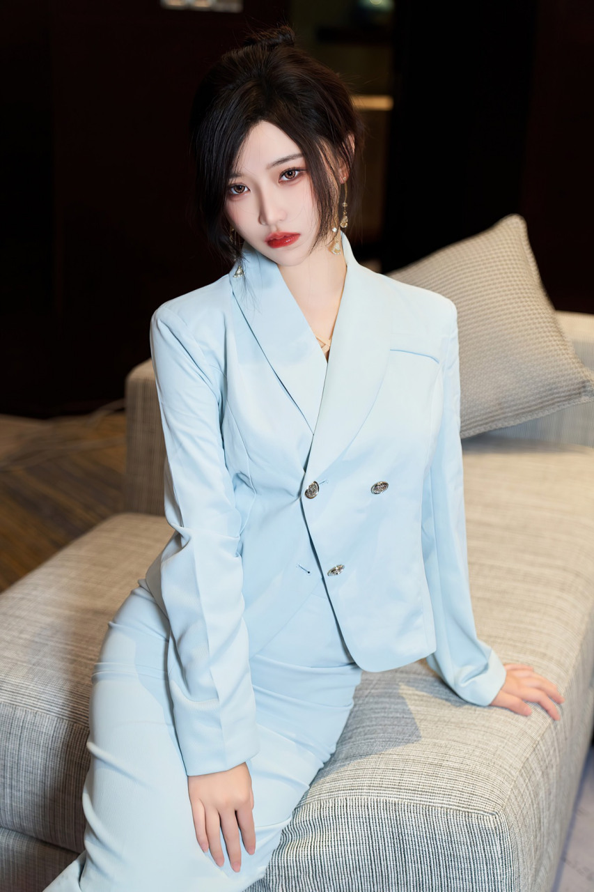 短发,淡蓝职业装