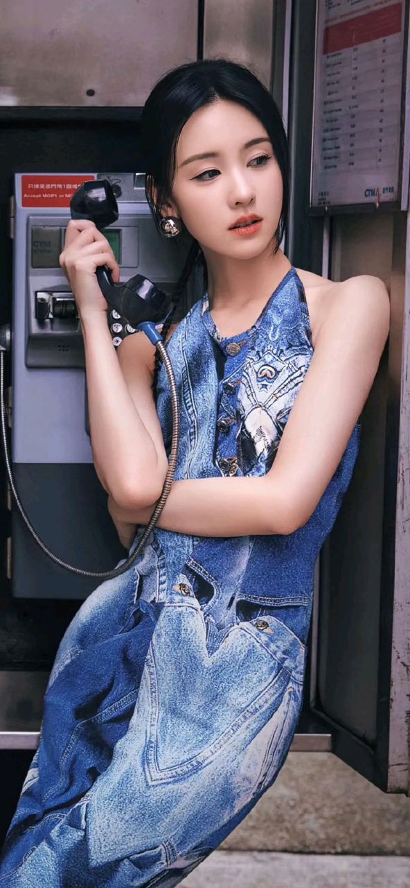 陈都灵|蓝色吊带裙街头写真  完全看不出她已经30岁了,状态好的宛如是