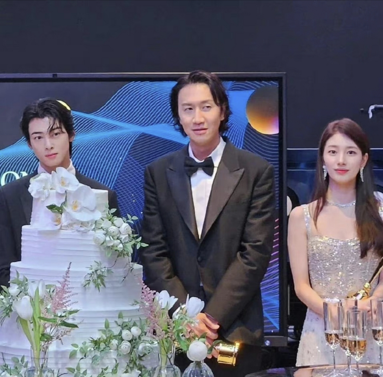 不小心挤在车银优和秀智中间时被拍了照片的李光洙