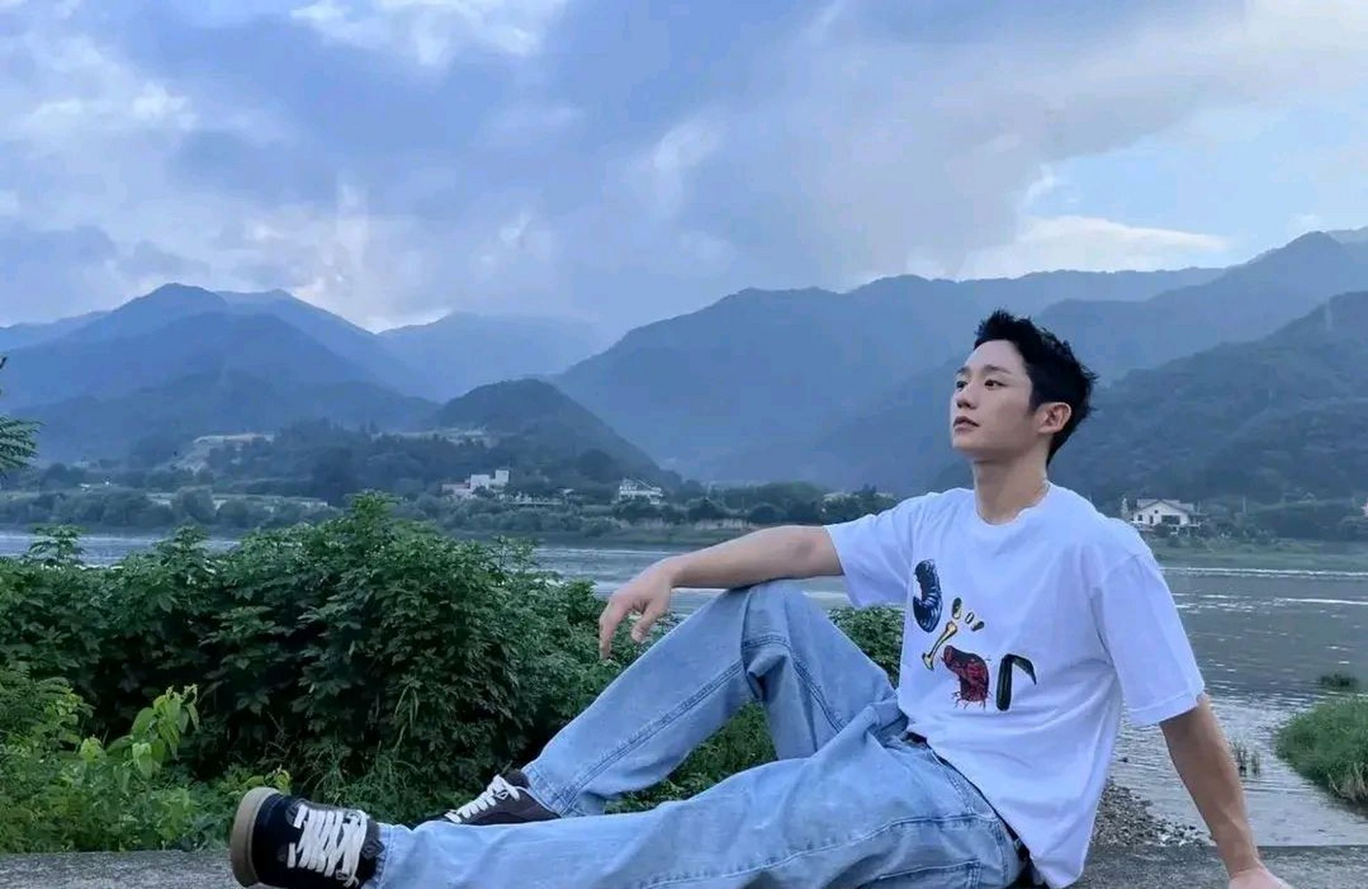 演员丁海寅在自己的instagram上上传了多张照片.