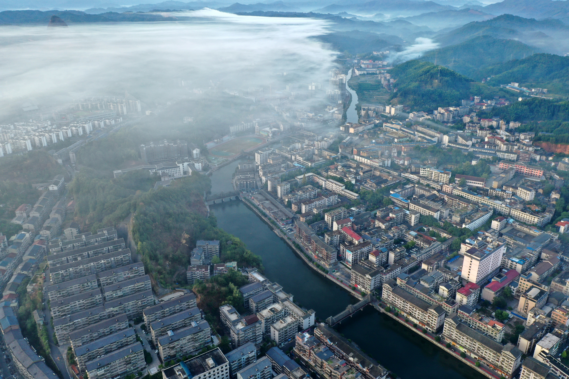 航拍-秋日晨雾下的湖南怀化通道县城,山清水秀,美若仙境.