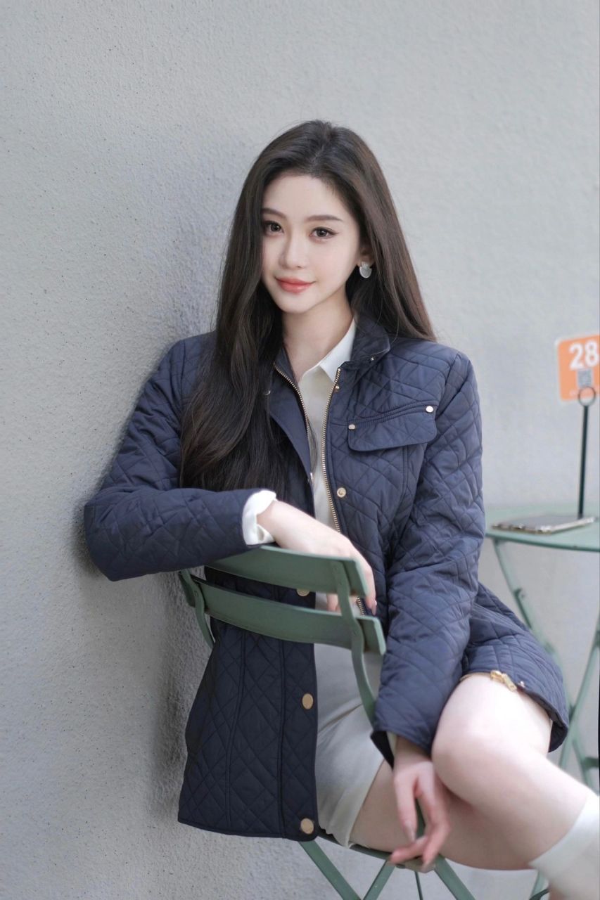 喜欢画烟熏妆的清纯女大学生 穿棉衣的季节到了 但我的心还留在夏天