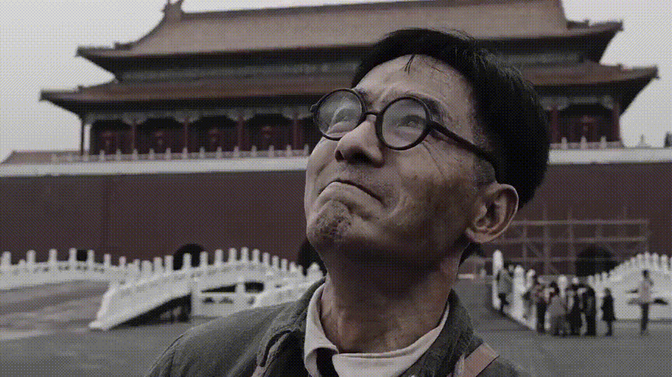 郭晓东在饰演王莘这个角色之前,为了更贴合原型人物的气质,他主动提出