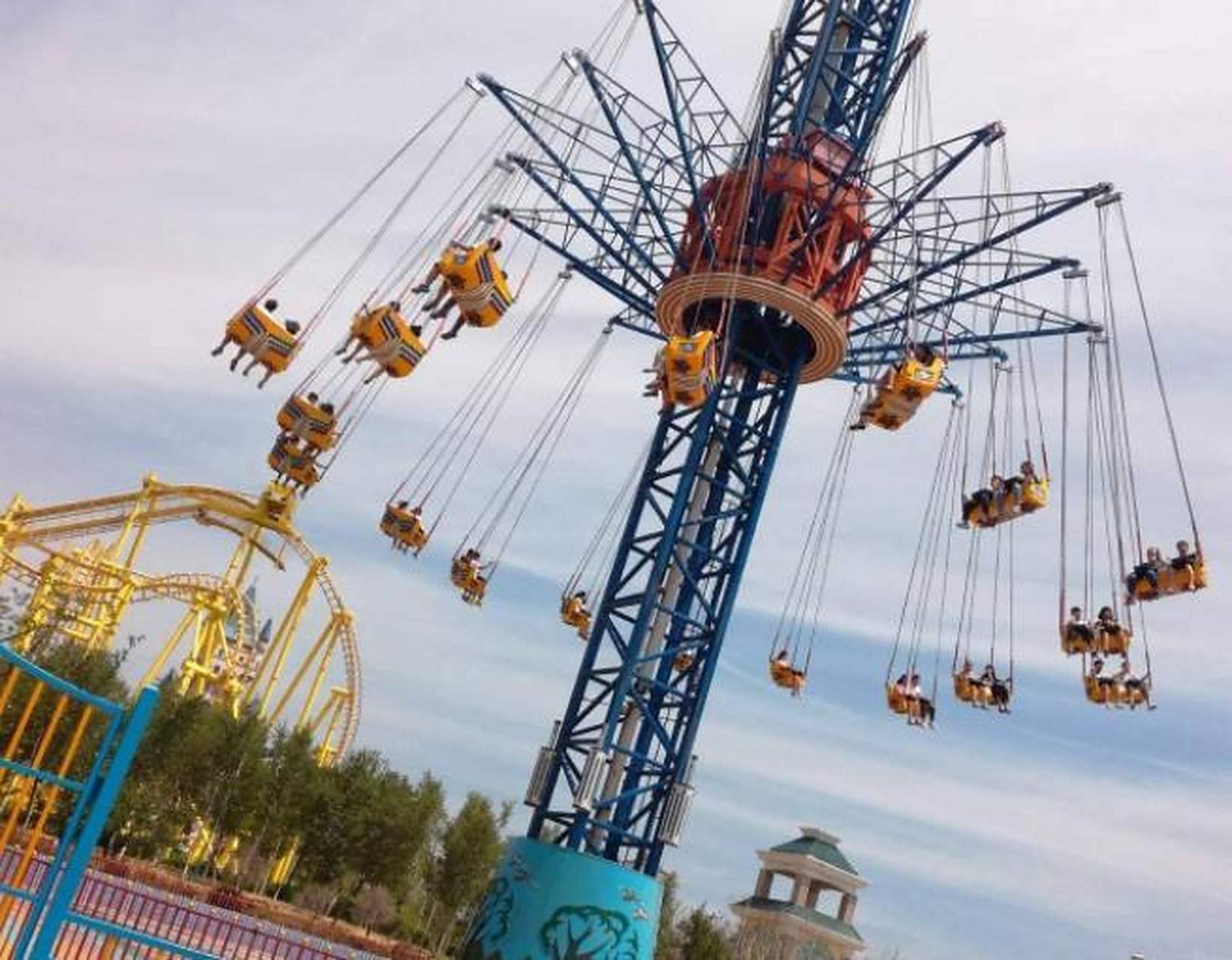 看见过山车腿就软了,建议心脏不好的千万别尝试.#大同方特真好玩