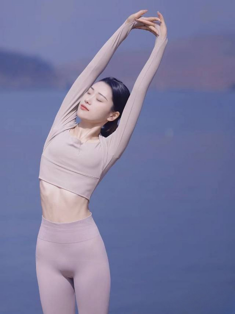 洱海边的绝色瑜伽美少女#性感美女# #美女# #瑜伽