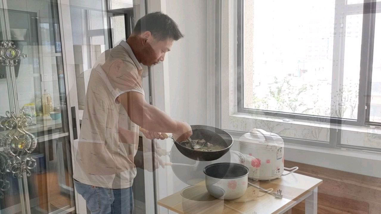 据说黑鱼有助于愈合伤口 父亲刚做完手术 买条黑鱼炖汤给父亲喝