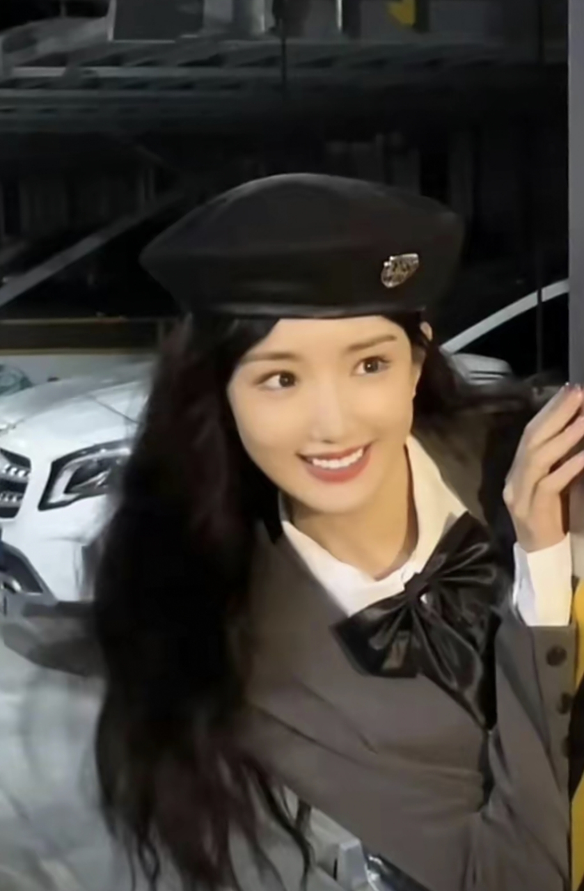 最近一期的综艺《萌探探探案》里面,当娜扎和毛晓彤来到相亲角时