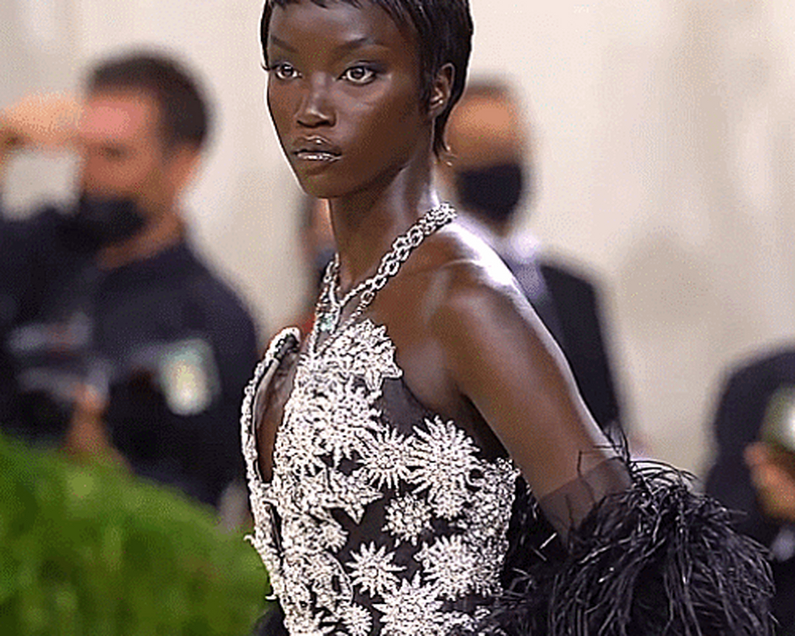 新生代黑人超模anok yai:真正的"腕线过裆",腰线高,腿又长.