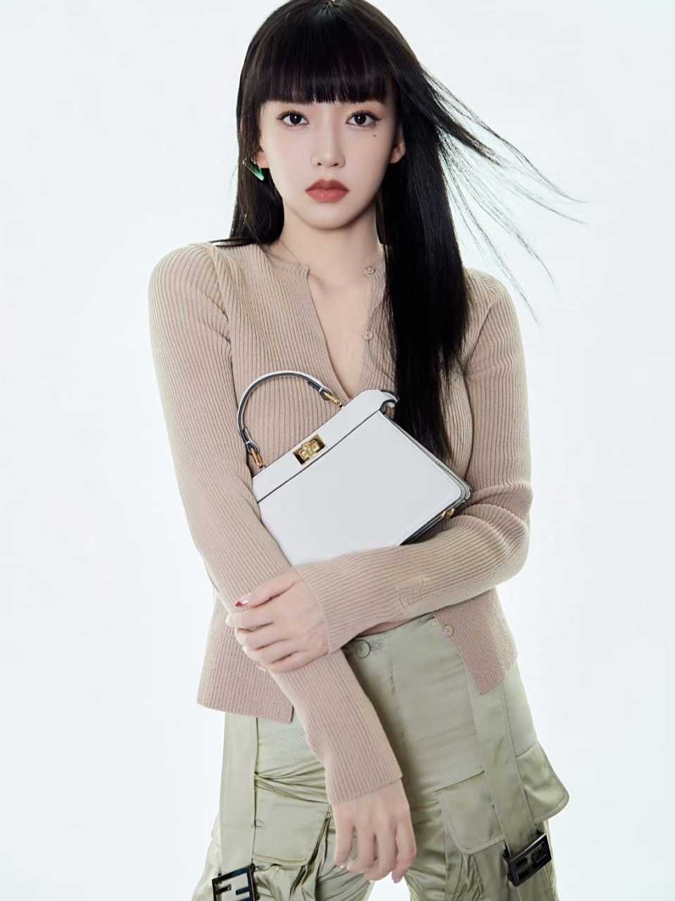 程潇给代言品牌拍摄的商务大片,顶着齐刘海还能那么洋气,程潇靠着颜值