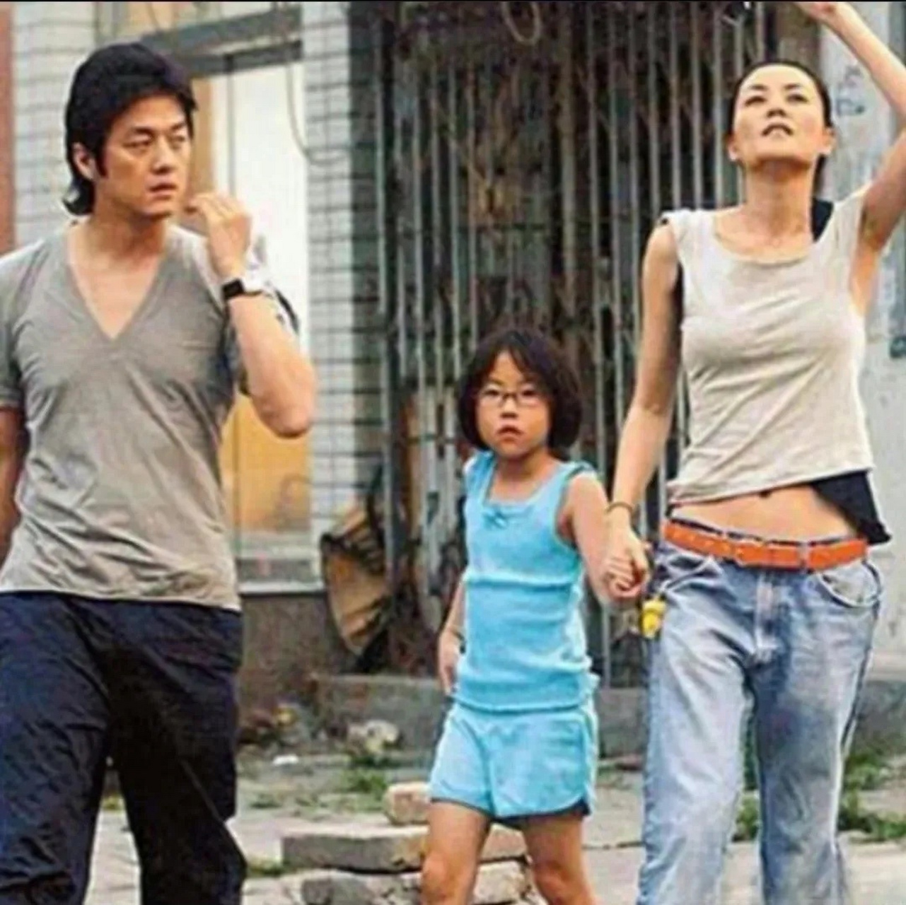 看到这张照片终于明白王菲当年为什么嫁给李亚鹏了,李亚鹏年轻时真的