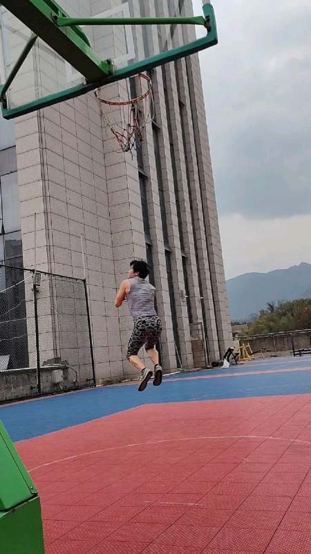 59岁大爷,身轻如燕,三步跨栏,动作潇洒-度小视