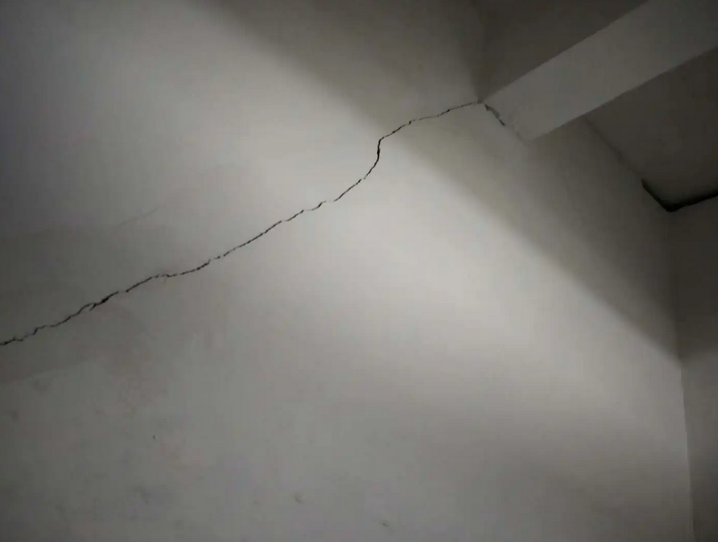 「哈尔滨防水堵漏公司」地下室外墙45度斜裂缝怎么处理