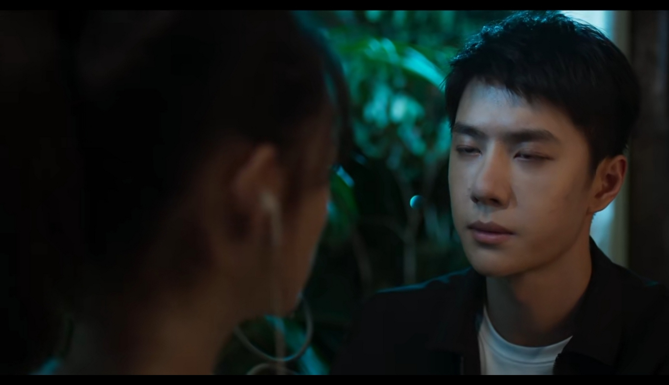 王一博和郭晓婷难得一段亲密的戏份,却还是在谈工作,《冰雨火》到了