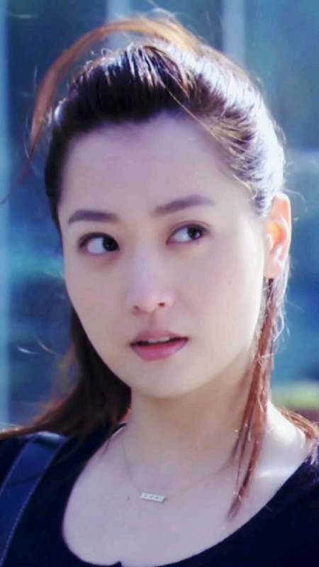 白冰,透露着迷人的气质与魅力