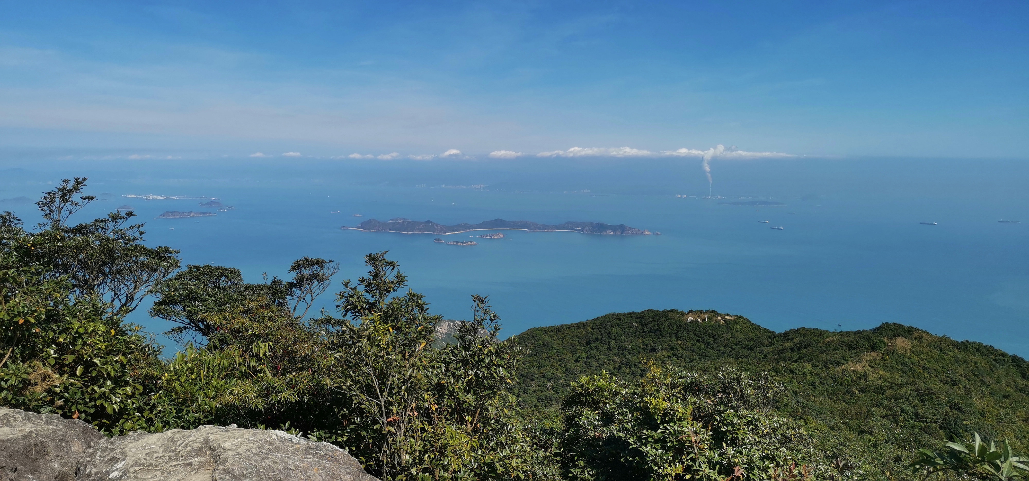 深圳大雁顶,位于深圳大鹏半岛,属于七娘山山系,与七娘山主峰相对相连