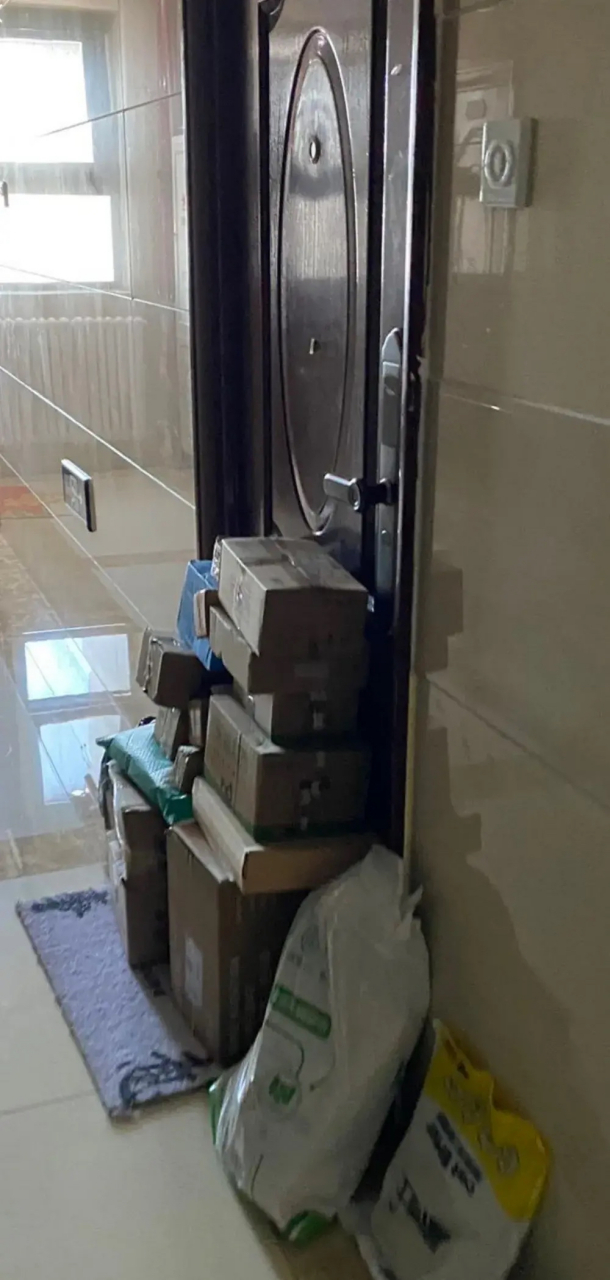 我邻居已经半个月没出现了,快递在门口堆成了小山,昨天去驿站拿快递