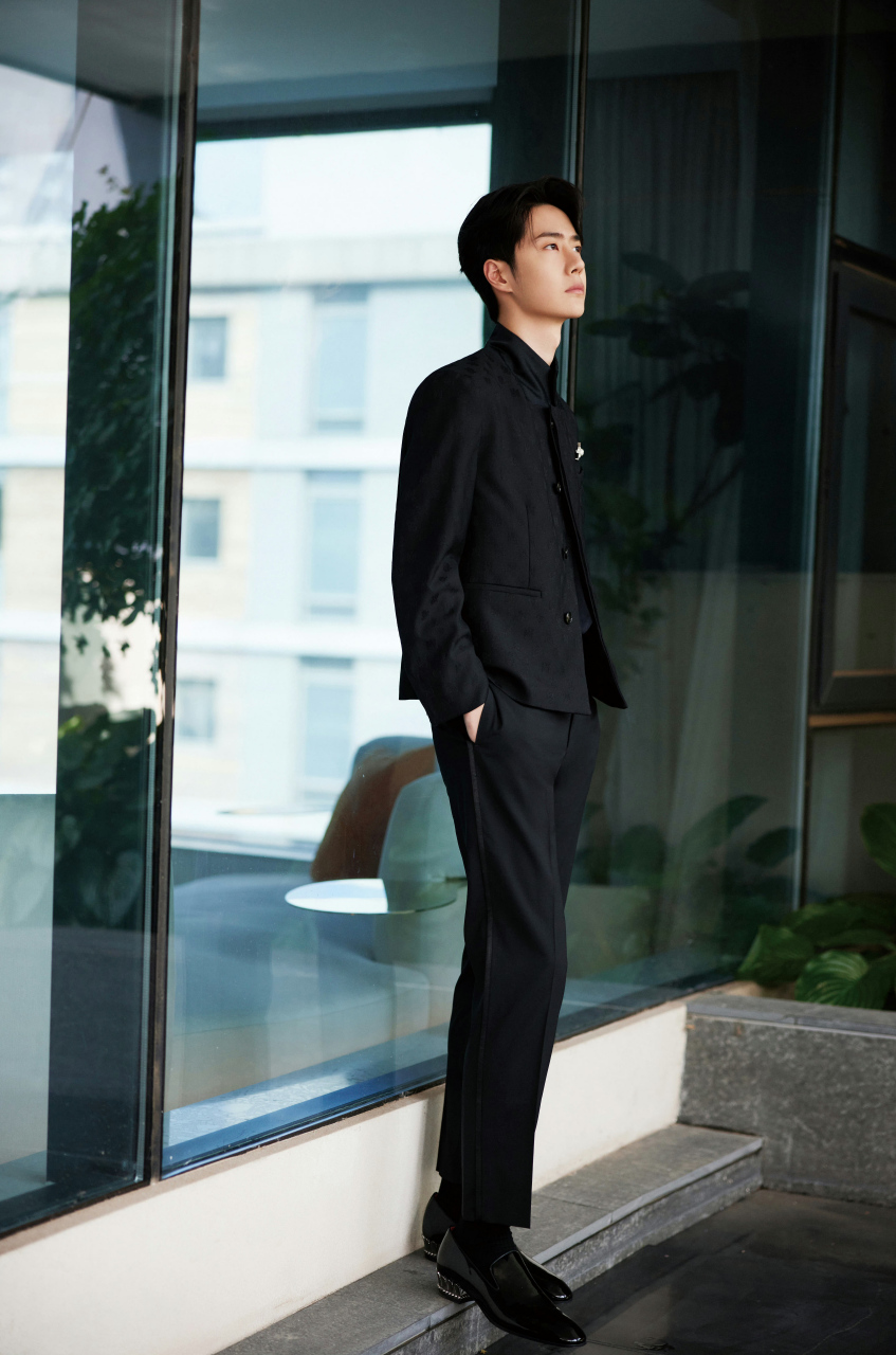 王一博酷俊贵公子,bking浑然天成 穿出五彩斑斓的黑,俊酷中又有克制